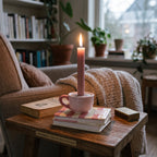 Housevitamin kandelaar kopje op boeken geel roze sfeerfoto