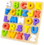Houten alfabet puzzel met 26 verhoogde letters
