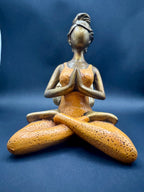 Yoga beeldje mediterende vrouw oranje of mintgroen