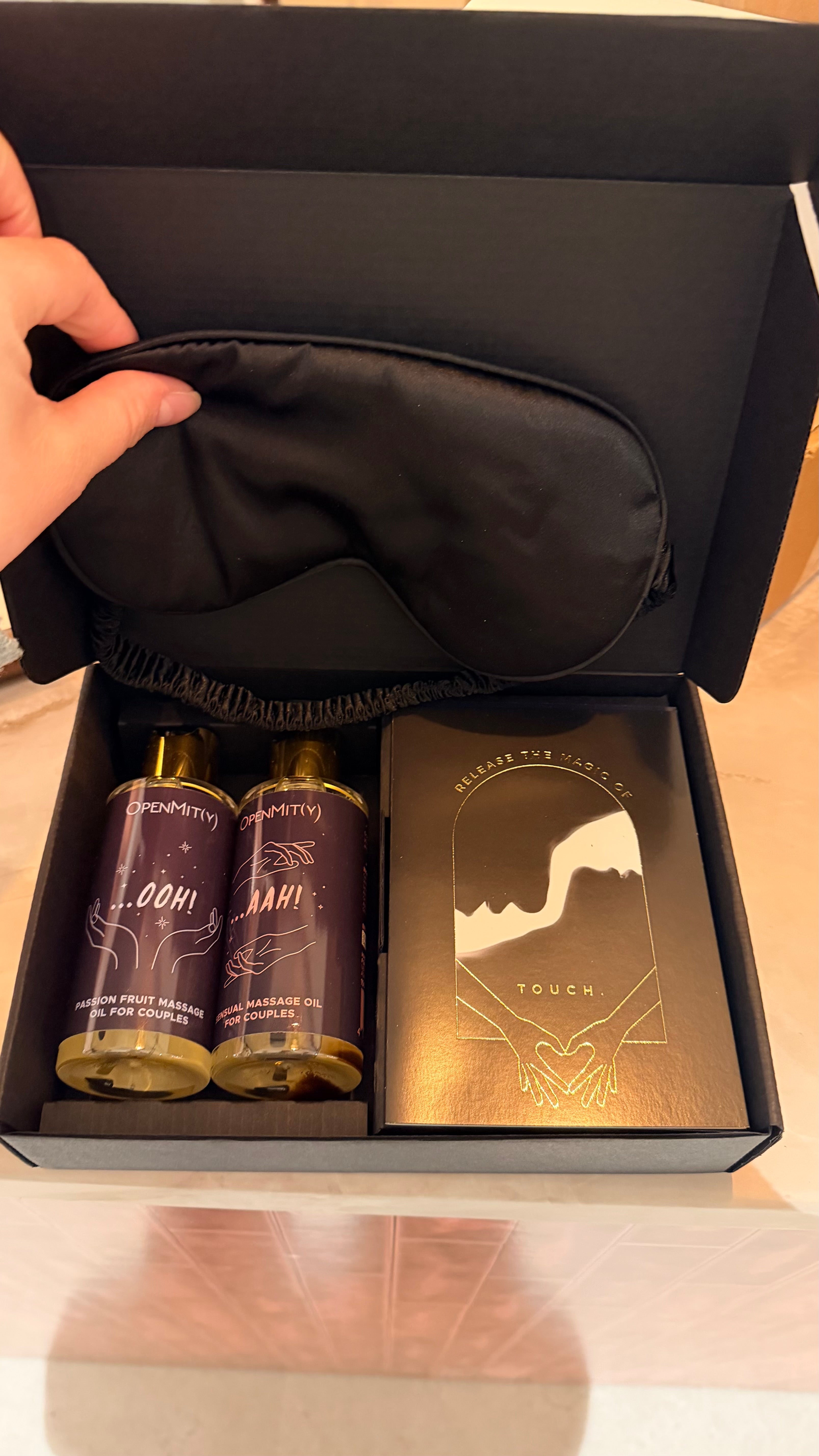 OpenMity Date After Dark cadeauset massageolie en oogmasker voor stellen Secundaire afbeelding