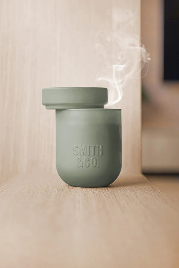 Amber & Freesia Scented Candle 250g SMITH&CO.